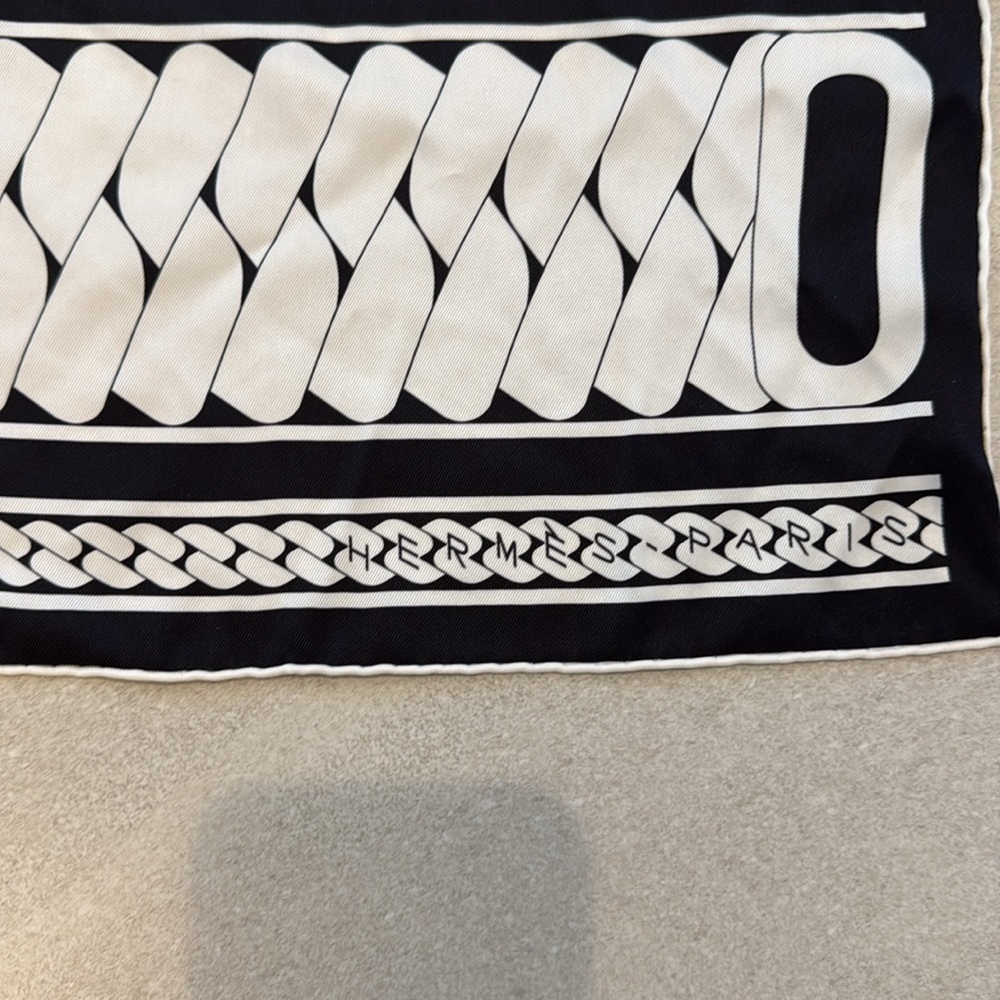 Hermès Clic, c'est noué Scarf! - Picture 4 of 13